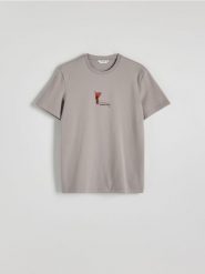 T-shirt regular fit z nadrukiem - ciemnoszary. Szare t-shirty męskie Reserved, l, bez wzorów, z bawełny, bez kołnierzyka. W wyprzedaży za 39.99 zł.