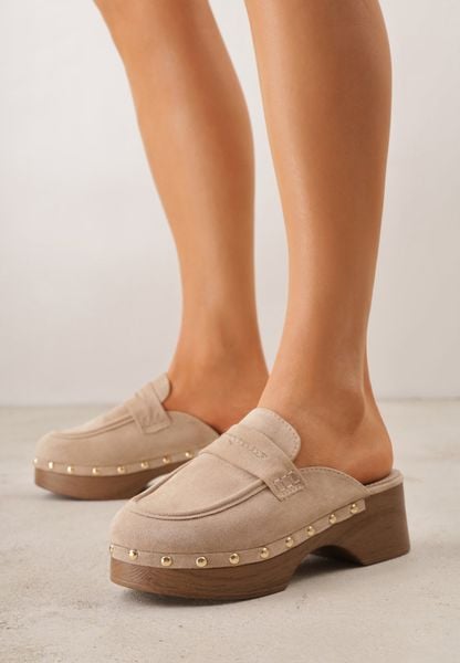 Beżowe Klapki Drewniaki w Stylu Mokasynów z Nitami Hanaria. Brązowe klapki damskie Born2be, z aplikacjami, z jeansu, bez obcasa, na obcasie. Za 89.99 zł.