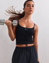 Damski top na ramiączkach modelujący Sculpting czarny. Czarne topy sportowe damskie Aim'n, l, bez wzorów, z dzianiny, bez ramiączek. Za 261.00 zł.