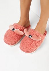 Ciemnoróżowe Kapcie z Futerkiem i Naszywką Dritjona. Czerwone kapcie damskie Born2be, z gumy. Za 34.99 zł.