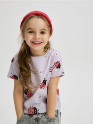 Bawełniany t-shirt we wzory - lawendowy. Fioletowe koszulki dziewczęce Reserved, m, bez wzorów, z bawełny, bez ramiączek. W wyprzedaży za 19.99 zł.