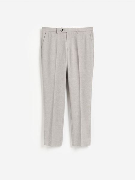 Spodnie garniturowe slim fit - brązowy. Brązowe spodnie wizytowe męskie Reserved, z tkaniny. Za 169.99 zł.