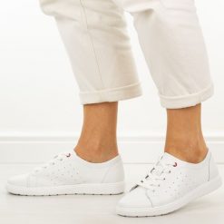 Białe skórzane półbuty damskie Filippo Dp7556/26. Białe półbuty damskie Filippo, bez wzorów, z jeansu, biznesowe, bez obcasa, na płaskiej podeszwie. Za 219.00 zł.