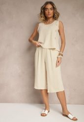 Jasnobeżowy Komplet Spodnie 3/4 Luźne i Koszulka bez Rękawów Ozdobiona Guzikami Ravione. Brązowe spodnie materiałowe damskie Renee, bez wzorów, z materiału, eleganckie. Za 54.99 zł.