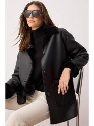 Trendyol Kurtka w kolorze czarnym ze skóry syntetycznej rozmiar: 32. Czarne kurtki damskie Trendyol, bez wzorów, ze skóry, bez kaptura. Za 165.99 zł.