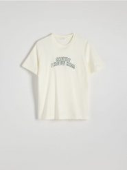 T-shirt regular ze świątecznym napisem - złamana biel. T-shirty męskie Reserved, l, bez wzorów, z bawełny, bez kołnierzyka. W wyprzedaży za 19.99 zł.