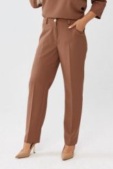 Eleganckie klasyczne karmelowe spodnie Eleonora PLUS SIZE XXL OVERSIZE JESIEŃ. Spodnie materiałowe damskie Moda Size Plus Iwanek, bez wzorów, z elastanu, biznesowe, plus size. Za 219.90 zł.