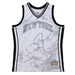 Marmurowa koszula New York Knicks NBA Swingman 2005/06. Białe koszule damskie Mitchell & Ness, bez wzorów, z poliesteru, bez kołnierzyka, bez ramiączek. Za 584.00 zł.