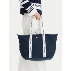 Torebka Tommy Jeans. Niebieskie torebki klasyczne damskie Tommy Jeans, bez wzorów, z jeansu, bez dodatków. Za 206.99 zł.