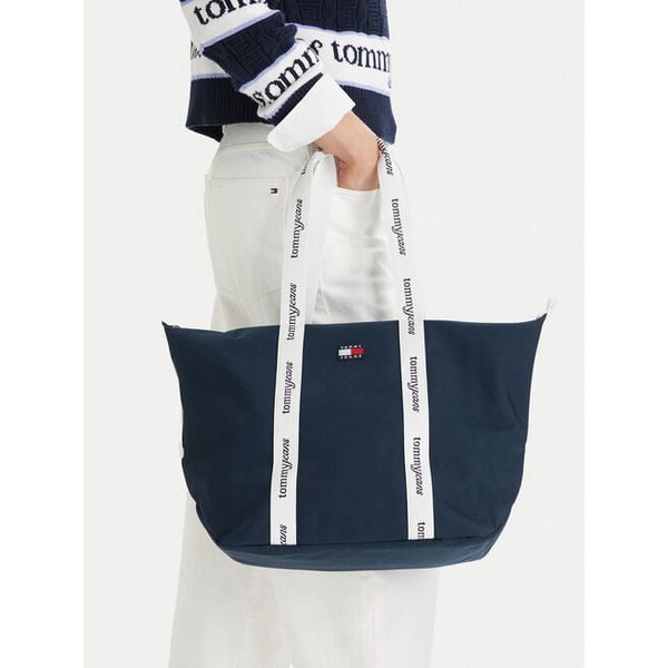 Torebka Tommy Jeans. Niebieskie torebki klasyczne damskie Tommy Jeans, bez wzorów, z jeansu, bez dodatków. Za 206.99 zł.