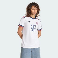 Koszulka wyjazdowa FC Bayern 26/27. Białe t-shirty damskie Adidas, xl, bez wzorów, z dzianiny, bez kołnierzyka. Za 439.00 zł.