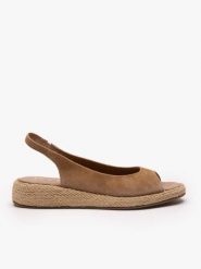 Jasnobrązowe wsuwane sandały. Brązowe sandały damskie Ryłko, bez wzorów, ze skóry, bez obcasa, na koturnie. Za 379.99 zł.