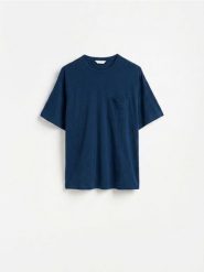 T-shirt boxy z kieszonką - granatowy. Niebieskie t-shirty męskie Reserved, l, bez wzorów, z bawełny, bez kołnierzyka. Za 59.99 zł.