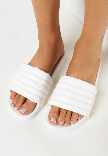Białe Basenowe Klapki z Pikowanym Paskiem Mezia. Białe klapki damskie Born2be, bez wzorów, bez obcasa, na płaskiej podeszwie. Za 39.99 zł.