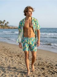 Wiskozowa koszula ze wzorem SpongeBob - wielobarwny. Koszule męskie Sinsay, l, bez wzorów, z wiskozy, bez kołnierzyka, bez ramiączek. Za 49.99 zł.