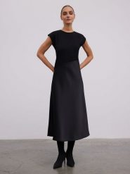 BGN Sukienka w kolorze czarnym rozmiar: 38. Czarne sukienki damskie BGN, na co dzień, bez wzorów, bez kołnierzyka, bez ramiączek, maxi, proste. Za 148.61 zł.