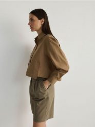 Szorty z kantem - zielony. Zielone szorty damskie Reserved, bez wzorów, z bawełny, klasyczne. W wyprzedaży za 59.99 zł.