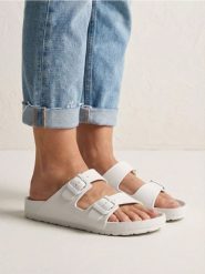 Piankowe klapki z regulowanymi paskami - kremowy. Białe klapki damskie Sinsay, bez wzorów, bez obcasa. Za 19.99 zł.