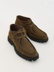 Zamszowe botki za kostkę - brązowy. Brązowe buty zimowe męskie Reserved, ze skóry, za kostkę, bez zapięcia. W wyprzedaży za 99.99 zł.