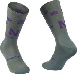 Skarpety rowerowe NORTHWAVE Type Sock szaro fioletowy. Fioletowe skarpetki damskie Northwave, bez wzorów, z dzianiny. Za 39.00 zł.
