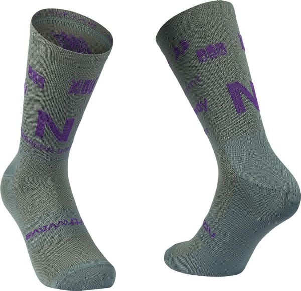 Skarpety rowerowe NORTHWAVE Type Sock szaro fioletowy. Fioletowe skarpetki damskie Northwave, bez wzorów, z dzianiny. Za 39.00 zł.