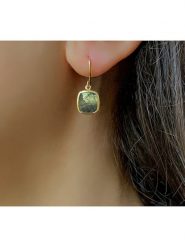 Les Petites Précieuses Pozłacane kolczyki z labradorytem rozmiar: onesize. Żółte kolczyki damskie Les Petites Précieuses, z labradorytem, pozłacane, z zapięciem typu bigiel. Za 147.91 zł.