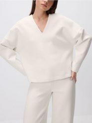 Bluza z dekoltem V - kremowy. Białe bluzy bez kaptura damskie Reserved, l, z bawełny. Za 89.99 zł.