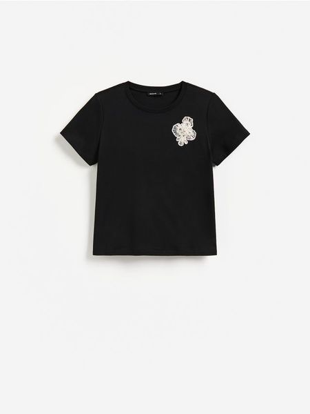 T-shirt z ozdobnymi aplikacjami - czarny. Czarne t-shirty damskie Reserved, l, z aplikacjami, z bawełny, bez kołnierzyka. Za 79.99 zł.