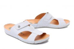 DR. BRINKMANN 700670-3 weiss, klapki damskie. Białe klapki damskie Dr. Brinkmann, bez wzorów, ze skóry, bez obcasa. Za 155.94 zł.