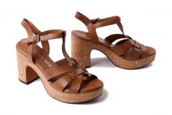 MARCO TOZZI 2-28394-42 305 cognac, sandały damskie. Brązowe sandały damskie Marco Tozzi, bez wzorów, bez obcasa, na obcasie. Za 188.93 zł.