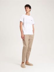 T-shirt regular z haftem - biały. Białe t-shirty męskie Reserved, l, bez wzorów, z bawełny, bez kołnierzyka. W wyprzedaży za 79.99 zł.