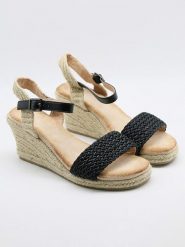 Bellucci Sandały w kolorze czarnym na koturnie rozmiar: 40. Czarne sandały damskie Bellucci, bez wzorów, bez obcasa, na koturnie. Za 73.99 zł.