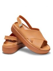 Crocs Sandały "Brooklyn Luxe" w kolorze karmelowym rozmiar: 41/42. Brązowe sandały damskie Crocs, bez wzorów, bez obcasa. Za 223.99 zł.