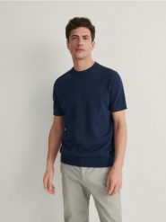 Sweter z krótkim rękawem - granatowy. Niebieskie swetry męskie Reserved, l, bez wzorów, z bawełny, bez kołnierzyka. W wyprzedaży za 69.99 zł.