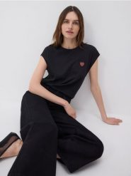 T-shirt z aplikacją - czarny. Czarne t-shirty damskie Reserved, l, z aplikacjami, z bawełny, bez kołnierzyka. W wyprzedaży za 29.99 zł.