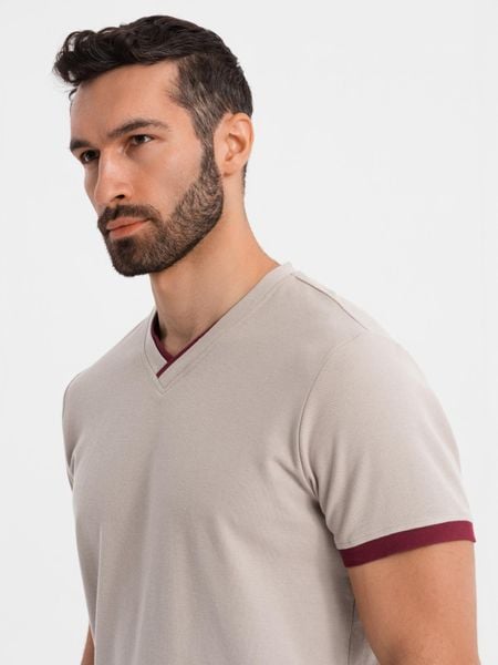 T-shirt męski z kontrastowymi wstawkami i dekoltem w serek – beżowy V2 - Rozmiar: S. Brązowe t-shirty męskie Ombre Clothing, m, bez wzorów, z dzianiny, bez kołnierzyka. Za 129.99 zł.