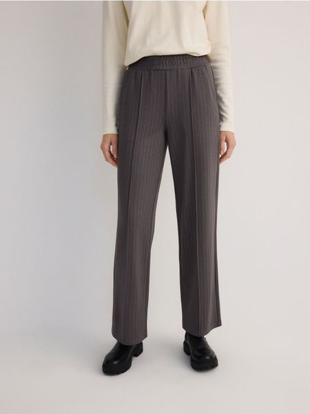 Spodnie w paski z przeszyciem - ciemnoszary. Szare spodnie materiałowe damskie Reserved, bez wzorów, z tkaniny. W wyprzedaży za 39.99 zł.