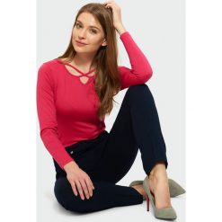 Czerwony top z ozdobnym dekoltem. Czerwone topy damskie Greenpoint, bez wzorów, z elastanu, bez kołnierzyka. Za 14.99 zł.