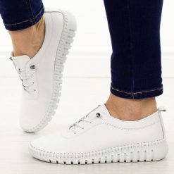 Białe skórzane półbuty damskie T.Sokolski 4000. Białe półbuty damskie Sokolski, bez wzorów, z jeansu, biznesowe, z okrągłym noskiem, bez obcasa, na płaskiej podeszwie. Za 249.00 zł.