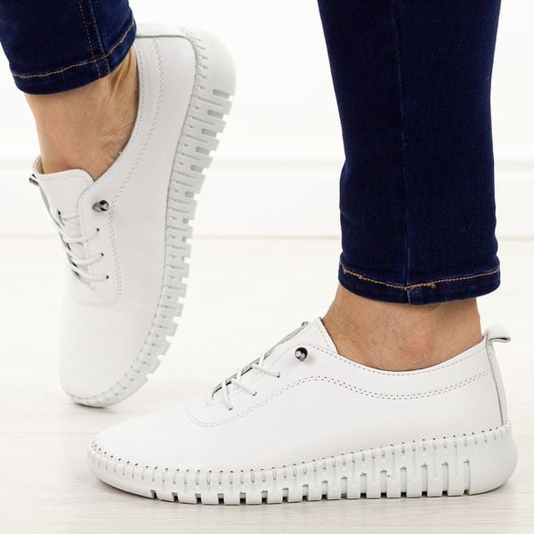 Białe skórzane półbuty damskie T.Sokolski 4000. Białe półbuty damskie Sokolski, bez wzorów, z jeansu, biznesowe, z okrągłym noskiem, bez obcasa, na płaskiej podeszwie. Za 249.00 zł.