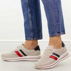 Beżowe ażurowe skórzane półbuty damskie S.Barski 7067. Brązowe półbuty damskie S.BARSKI, w ażurowe wzory, z jeansu, casualowe, bez obcasa, na płaskiej podeszwie. Za 249.00 zł.