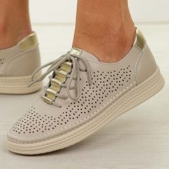 Beżowe skórzane ażurowe półbuty damskie S.Barski 5992. Brązowe półbuty damskie S.BARSKI, w ażurowe wzory, z jeansu, biznesowe, z okrągłym noskiem, bez obcasa. W wyprzedaży za 251.10 zł.