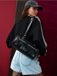 Torebka na ramię z imitacji skóry w stylu retro - czarny. Czarne torebki klasyczne damskie Sinsay, bez wzorów, ze skóry, bez dodatków. Za 49.99 zł.