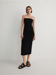 Sukienka midi z prostym dekoltem - czarny. Czarne sukienki damskie Reserved, na co dzień, l, bez wzorów, z dzianiny, bez kołnierzyka, bez ramiączek, maxi, dopasowane. W wyprzedaży za 39.99 zł.