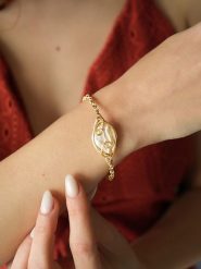 Pierres de Jade Pozłacana bransoletka z elementem ozdobnym rozmiar: onesize. Białe bransoletki damskie Pierres de Jade, pozłacane. Za 43.99 zł.