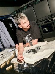 4F Regular Size: T-shirt loose z nadrukiem 4F | Tomasz Fornal - szary L. Szare t-shirty męskie 4f, l, z aplikacjami, z bawełny, bez kołnierzyka. Za 129.99 zł.