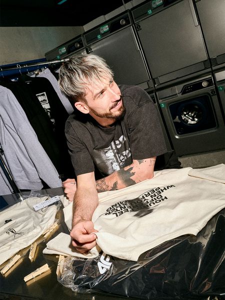 4F Regular Size: T-shirt loose z nadrukiem 4F | Tomasz Fornal - szary L. Szare t-shirty męskie 4f, l, z aplikacjami, z bawełny, bez kołnierzyka. Za 129.99 zł.