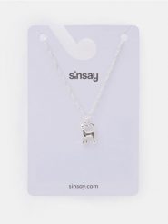 Naszyjnik z zawieszką kota - srebrny. Szare naszyjniki damskie Sinsay, srebrne. Za 9.99 zł.