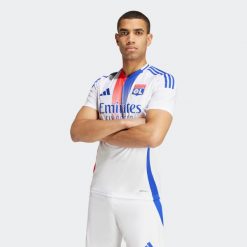 Koszulka piłkarska ADIDAS Olympique Lyonnais domowa sezon 24/25. Czerwone bluzki damskie Adidas, s, bez wzorów, bez kołnierzyka. W wyprzedaży za 279.99 zł.