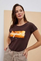T-shirt z napisem ciemnbrązowy. T-shirty damskie MOODO, xs, bez wzorów, z bawełny, bez kołnierzyka. W wyprzedaży za 29.99 zł.